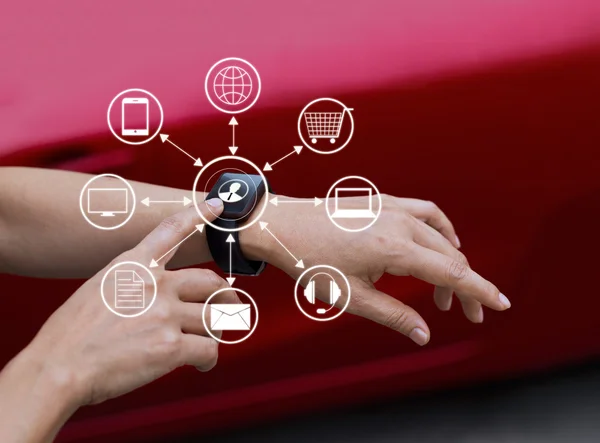 Mãos tocando ícone conexão de rede do cliente no relógio inteligente — Fotografia de Stock