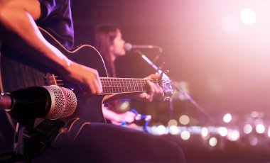 Gitarist sahnede için arka plan, yumuşak ve bulanıklık kavramı