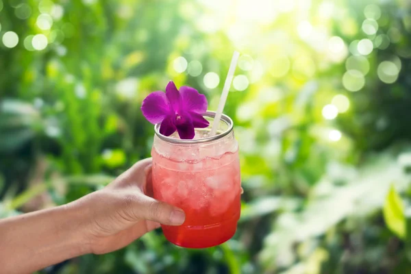 Farbenfroher kühler Drink im Sommer auf Naturhintergrund — Stockfoto