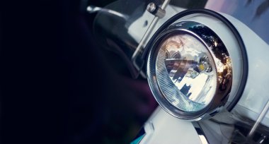 Scooter koyu arka plan üzerinde renkli Far
