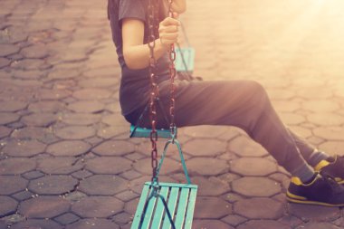 Yalnız kadın erkek arkadaşıyla parkta sallanan süre eksik 