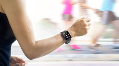 Kadın kalp hızı ekranda göstermek smartwatch ile çalışan