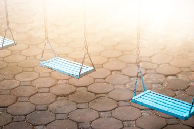 Sabah parkta salıncak closeup