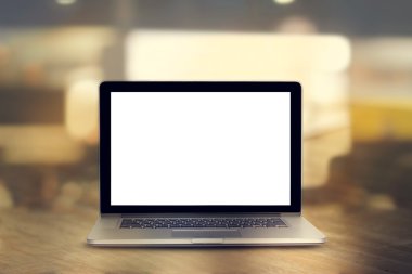 Ahşap masa ofis, Vintage renk tonu boş ekran ile dizüstü bilgisayar