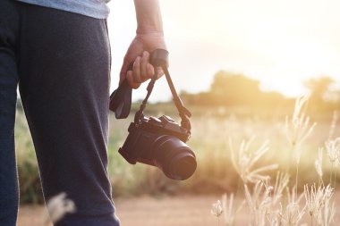 gün batımı doğa arka plan üzerinde elinde kamera tutan kadın