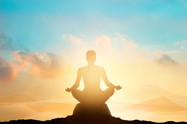 Mujeres meditando pastel en alta montaña en el fondo del atardecer — Foto de Stock