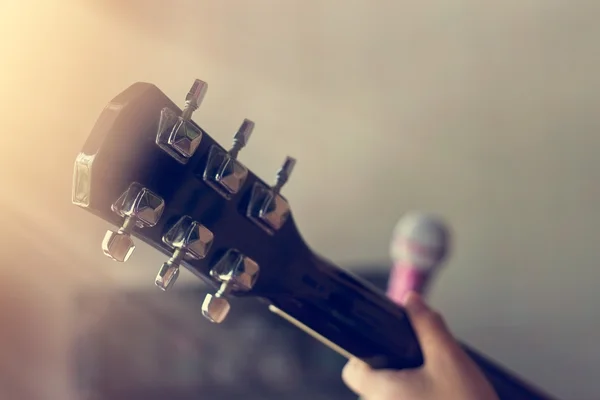 Närbild hand spela på akustisk gitarr. — Stockfoto