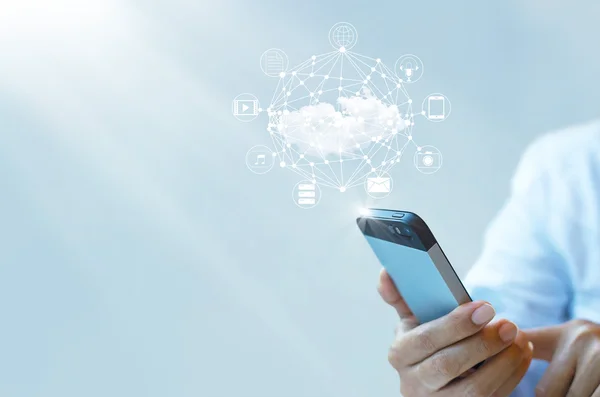 Empresario que trabaja con un Cloud Computing en Smartphone — Foto de Stock