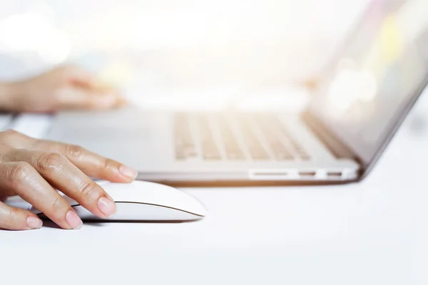 Las manos de la mujer usando el ratón blanco con teclado portátil — Foto de Stock