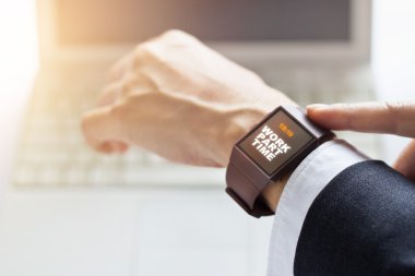 İşadamı ile iş yarı zamanlı kelime smartwatch ekranda