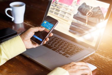 Mobil ödeme, online alışveriş smartphone kullanan adam