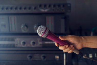  sahne arkasında bir konser üzerinde kadın elinde mikrofon