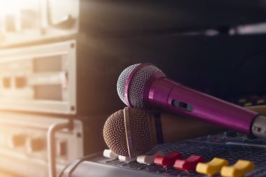 Sahne arkasında bir konser ses denetimi iki adet mikrofon