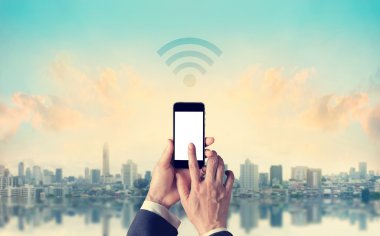 İşadamı Smartphone şehrin Wifi ağa bağlanma 