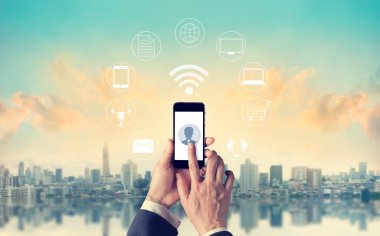 Mobil ödeme, kullanan adam tutarak daire küresel, simge müşteri ağ, omni kanal