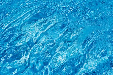 Mavi dalga su yüzme havuzunda