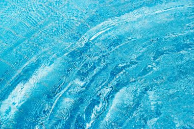 Mavi dalga su yüzme havuzunda