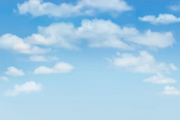 Blauer Himmel mit Wolken als Hintergrund, leerer Text — Stockfoto