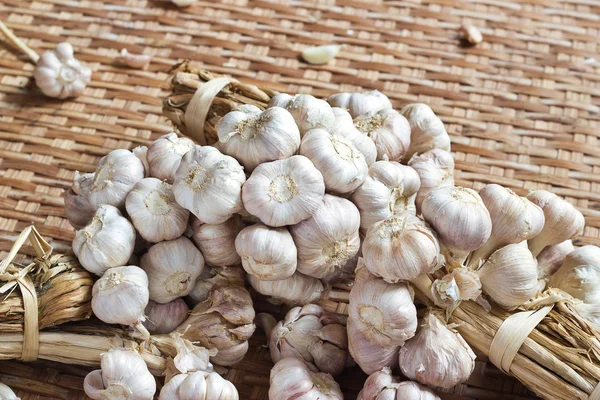 Garlics na natureza fundo cesta de bambu — Fotografia de Stock