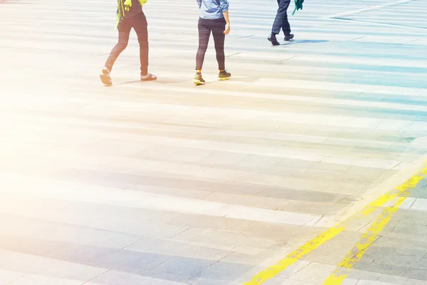 Abstrait gens rue marche dans la ville, concept coloré et flou — Photo