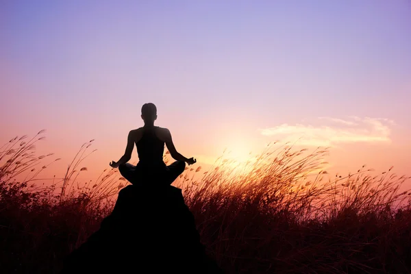 Frau Yoga und Meditation Silhouette auf Natur Sonnenuntergang Hintergrund — Stockfoto