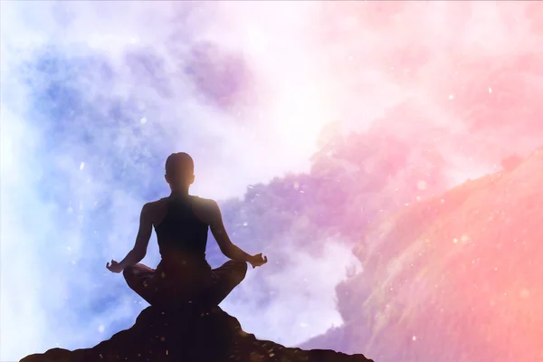Женщина медитирует красочный пастель на высокой горе на фоне заката — стоковое фото