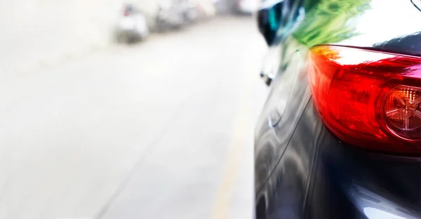 Luz trasera borrosa y colorida del coche de la ciudad en el fondo de la calle —  Fotos de Stock