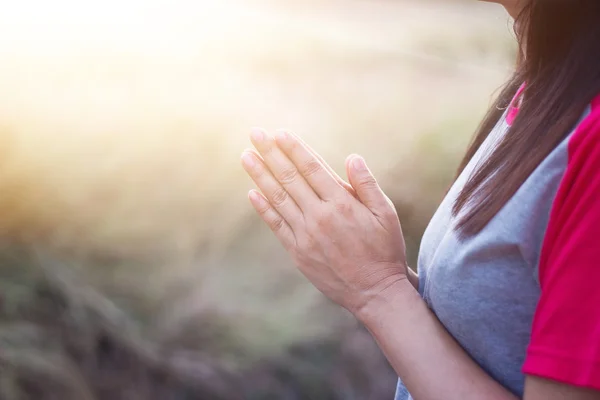 Vrouw respecteren en bidden op natuur achtergrond — Stockfoto