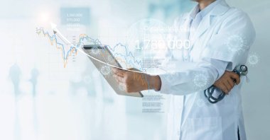 Sağlık ve İlaç, Covid-19, Doktor tablet ve elektronik tıbbi kayıt grafiği ve küresel ağa yayılmış koronavirüs salgını istatistikleri.