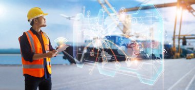 Sanal arayüzde lojistik ağ dağılımlı dünya haritası. Lojistik küresel ağ dağıtımını kontrol etmek için tablet kullanan mühendis. Ulaşım lojistiği için akıllı bir teknoloji. Dışarıya Aktar.