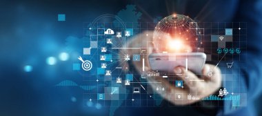 Yatırımcı ve müşteri üzerinde cep telefonu kullanan bir iş adamı. Satış verileri alışverişi ve iş geliştirme konusunda. Teknoloji ve dijital pazarlama. Mali ve Bankacılık