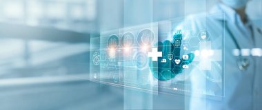 Laboratuvarda deney yapan bilim adamı sanal ekrana dokunuyor.