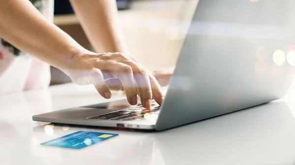 Las Manos Compras Línea Con Tarjeta Crédito Ordenador Portátil Aumento — Foto de Stock