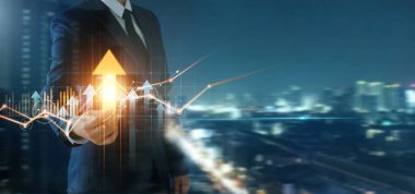 Ticari büyüme grafiği, iş geliştirme, başarı ve büyüme, finans ve bankacılık, pazarlama, strateji ve kurumsal planlamanın grafiği ile ekonomiyi yukarı kaldırıp analiz eden işadamı.