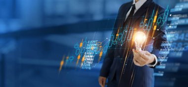 İş büyümesi, ilerleme ve başarı, yaratıcılık, büyük fikir ve iş ilhamı, küresel ağ mavi arka planı üzerinde arayüz borsa grafiği grafiği olan ampulleri tutan iş adamı.