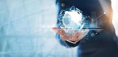 İş yeri geçmişi, iş ağı iletişimi ve teknoloji kavramı hakkında dünya çapında küresel ağ bağlantısı ve veri alışverişini elinde tutan işadamı 