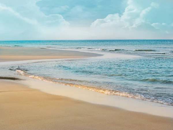 Praia Tropical Com Areia Dourada Férias Relaxantes Mar Azul Turquesa — Fotografia de Stock
