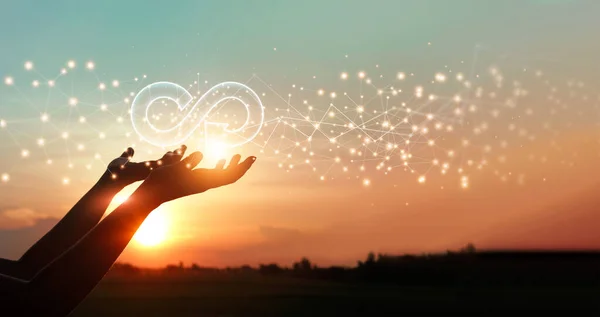 İş adamının elinde dairesel ekonomi simgesi var. İş ve çevrenin gelecekteki büyümesi için atık ve kirliliği ortadan kaldırmak için sürdürülebilir strateji yaklaşımı, yeniden kullanıma yönelik tasarım ve yenilenebilir malzeme kaynakları. 