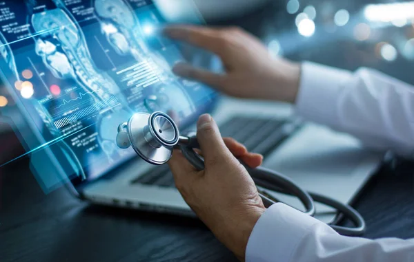 Tıp Doktoru Araştırma Analizi Diz Üstü Bilgisayarı Steteskobu Tıbbi Teknolojisi — Stok fotoğraf