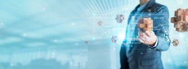 İş adamının elinde iş dünyasının problem çözümü, fikir ve başarı, strateji ve pazarlama, ekonomi, finans ve bankacılık, yenilik ve teknolojinin ağ üzerindeki planı olarak küp sembolü bulunuyor.