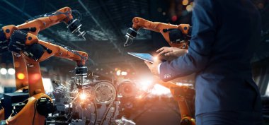 Akıllı fabrika endüstrisinde gerçek zamanlı izleme sistemi yazılımında kontrol ve kontrol robot silah makinesi. Kaynak robotları ve dijital imalat işlemi. 