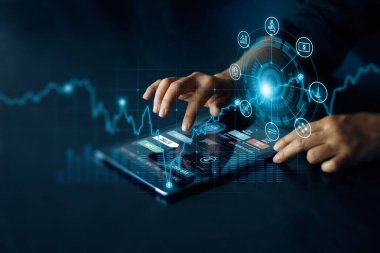 İnternet bankacılığına bağlanmak için dijital tablet kullanan adam. Para değişimi. Online alışveriş ve dijital ödeme. İnsan yaşam tarzı konseptinde akıllı finansal teknoloji ve E-ticaret ağı bağlantısı.