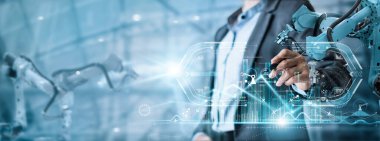 Akıllı fabrika endüstriyel ve dijital imalat operasyonunda gerçek zamanlı modern sanal arayüz verileri üzerinde otomasyon robotu silah makinesini analiz eden ve kontrol eden mühendis.. 