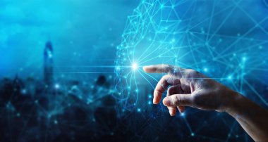 Küresel yapı ağı ve veri alışverişine dokunan adam, teknolojiyle küresel dijital bağlantılar, telekomünikasyon ve internet sektörü ve sosyal medya ağı için iletişim.