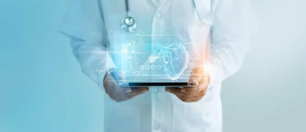Cardiologista Médico Segurando Tablet Resultado Análise Coração Paciente Virtual Interface — Fotografia de Stock