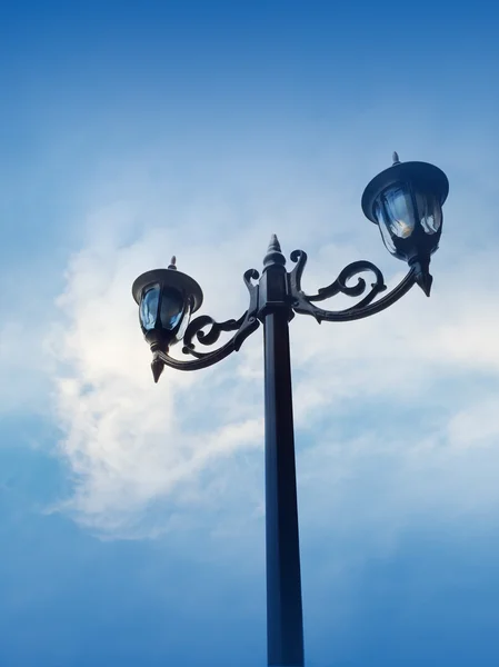 Lampade da strada vintage su cielo blu — Foto Stock