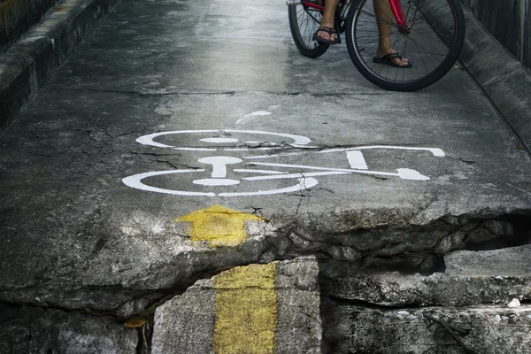 Bike lane, rozbité a crack velmi nebezpečí — Stock fotografie