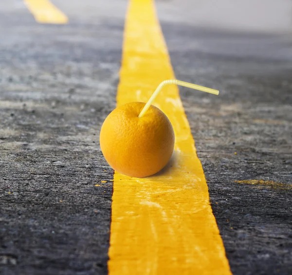 Laranja e palha na linha amarela — Fotografia de Stock