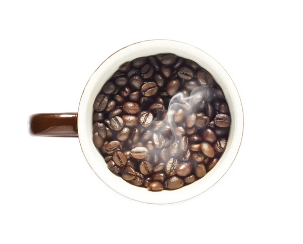Grãos de café na xícara no fundo branco isolado — Fotografia de Stock