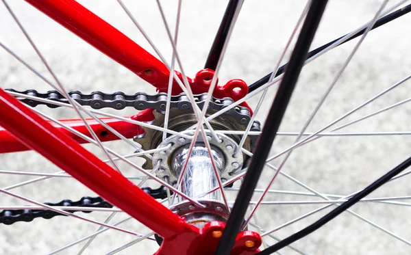 Rueda trasera y bicicleta roja — Foto de Stock